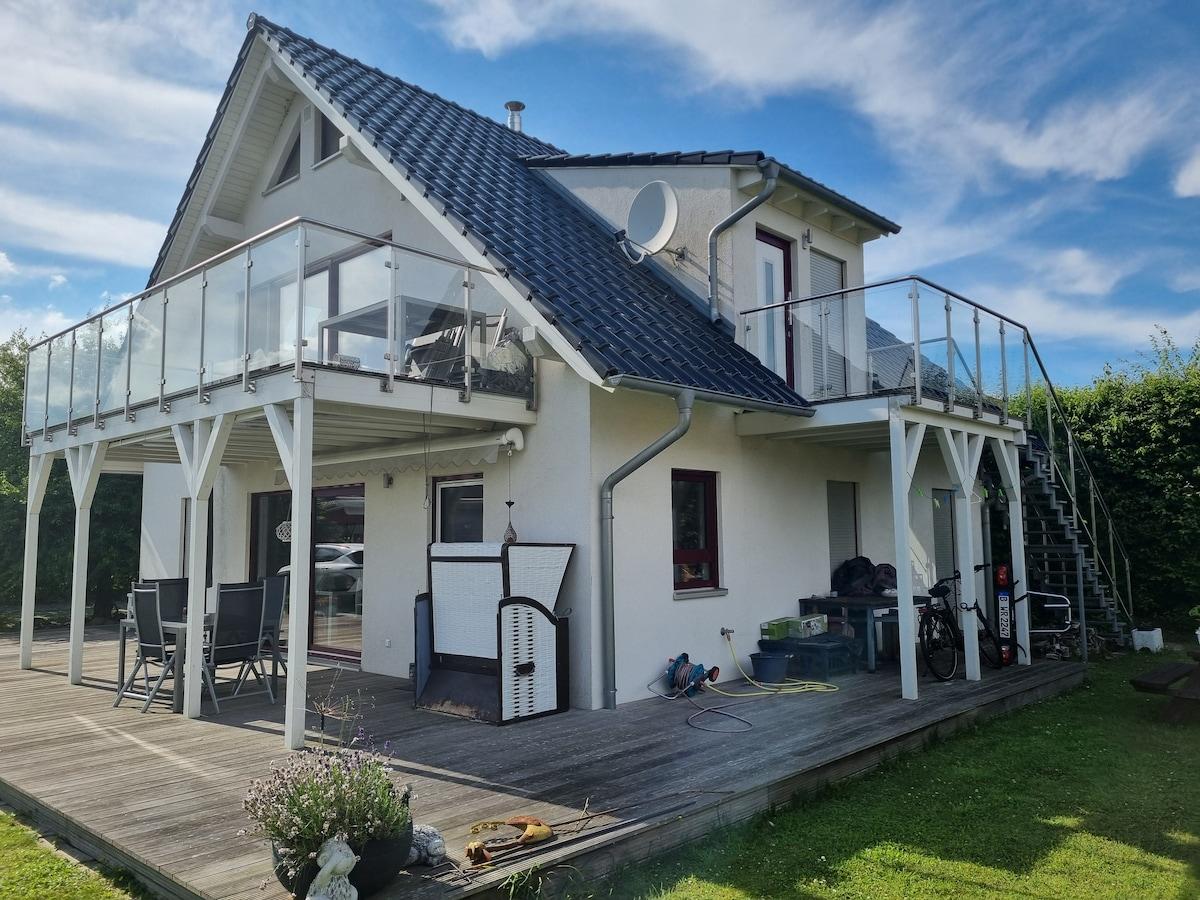 Hausseite mit Balkon