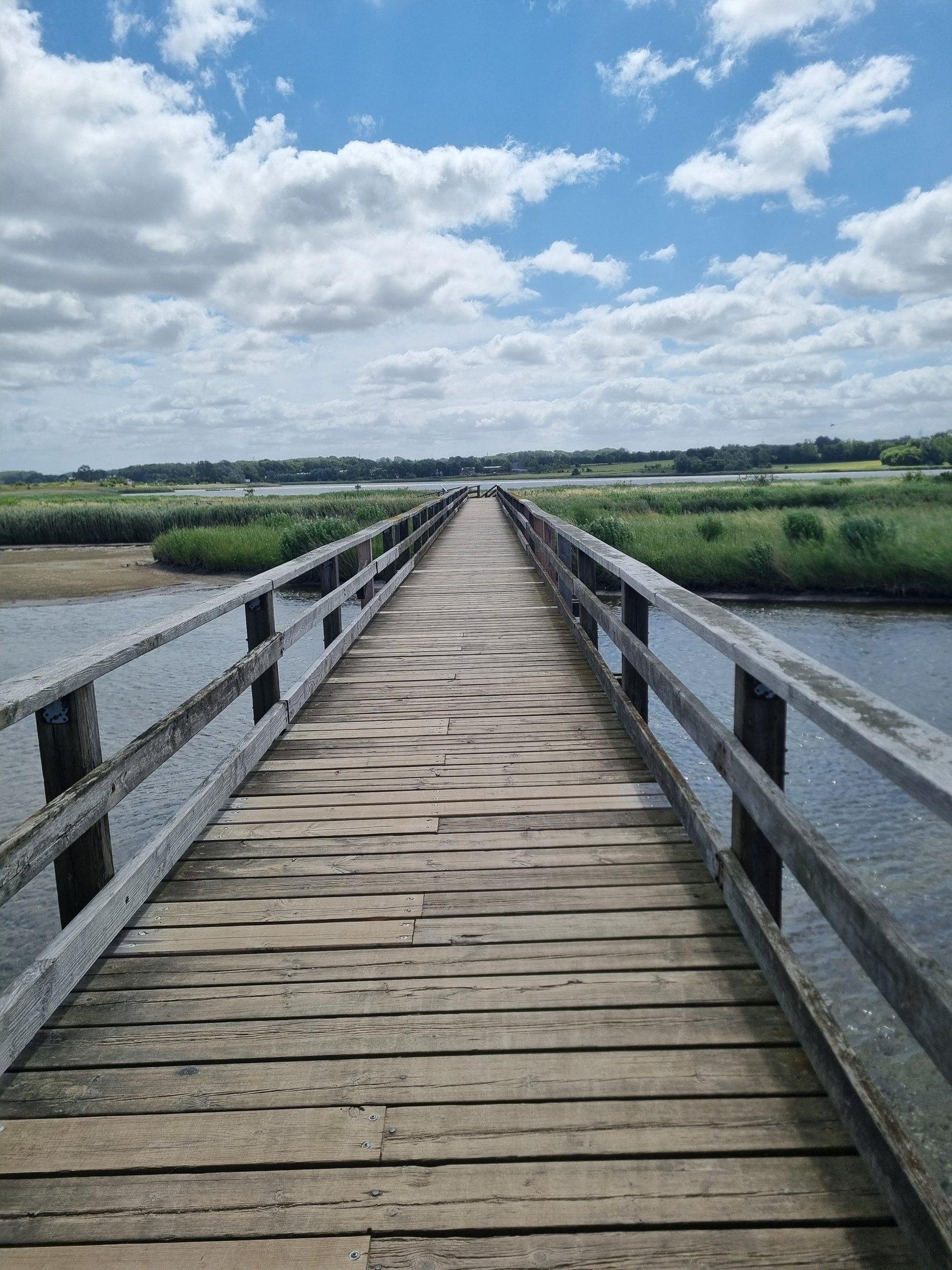 Holzsteg am Wasser